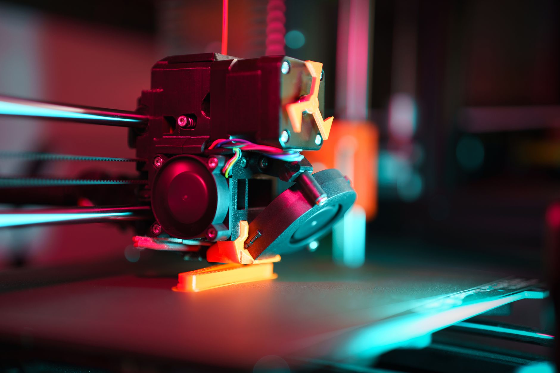 Handheld structured light 3D scanner capturing a small object